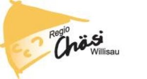 Ein Logo mit einem stilisierten Käsedreieck in Gelb, mit dem Text „Regio Chaessi“ in fetter, schwarzer Schrift und „Willisau“ in kleinerer schwarzer Schrift. Die Käseabbildung hat kleine Löcher, die auf Schweizer Käse hindeuten.